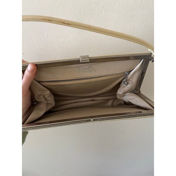 Vintage 1960s Beige Patent Leacher Purse Handbag Kiss Lock Closure AS IS - Picture 7 of 8